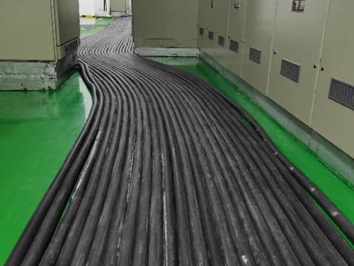 集美如何根据理论计算公式计算温度对特定电压测量结果的影响？