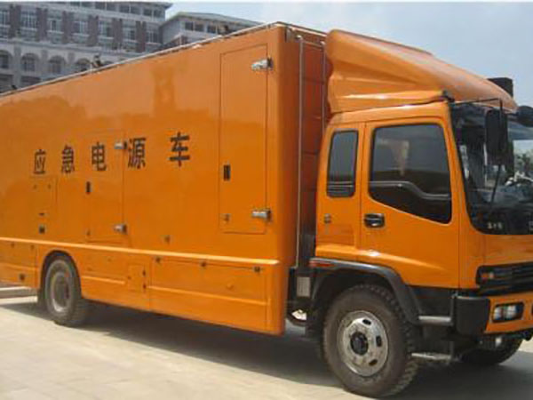 集美冬季柴油发电机启动前，如何检查燃油系统中的积水？